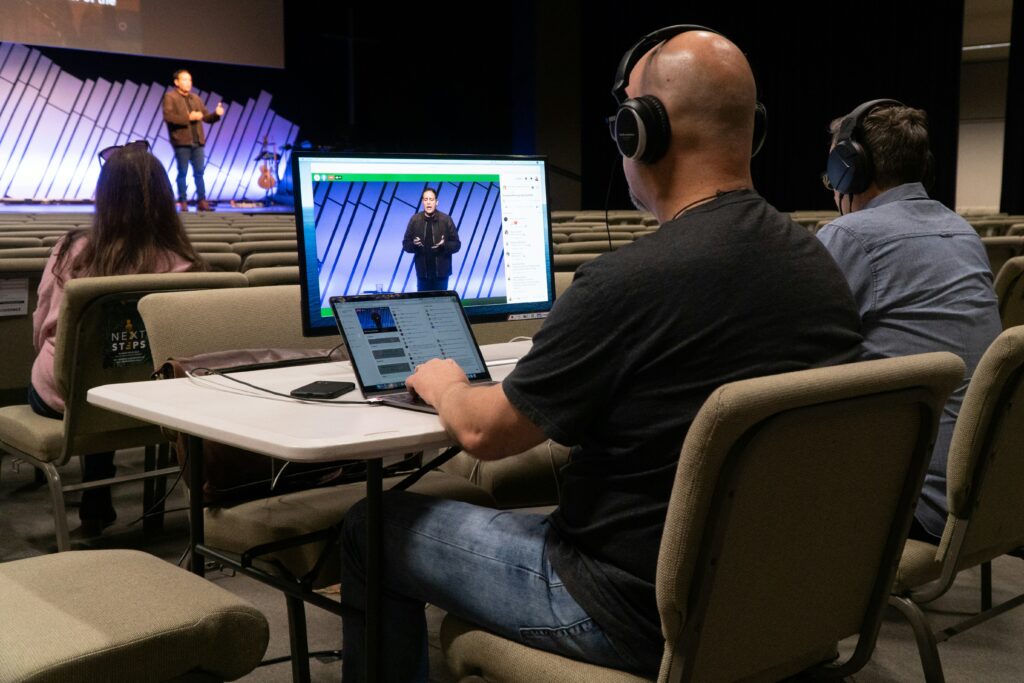 Interpretación simultánea remota - intérprete con audífonos en evento multilingüe